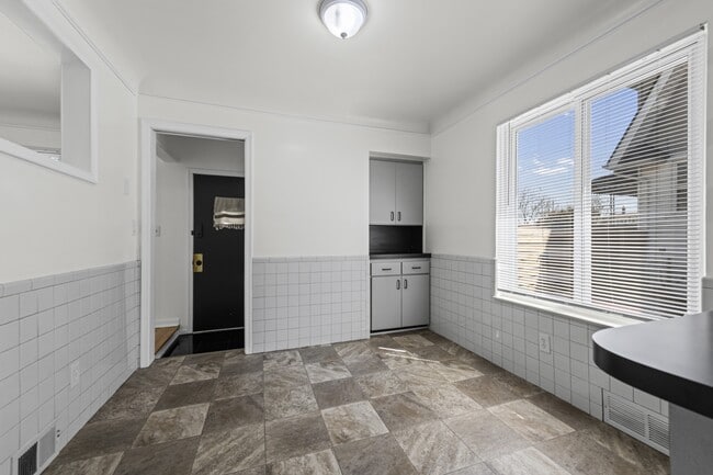 Building Photo - 22055 Elmwood Ave