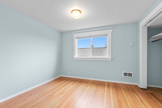 Building Photo - 5Bd/2Ba Seattle Home