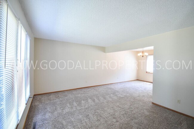 Building Photo - Charming 3 Bedroom in West Des Moines Home for Rent