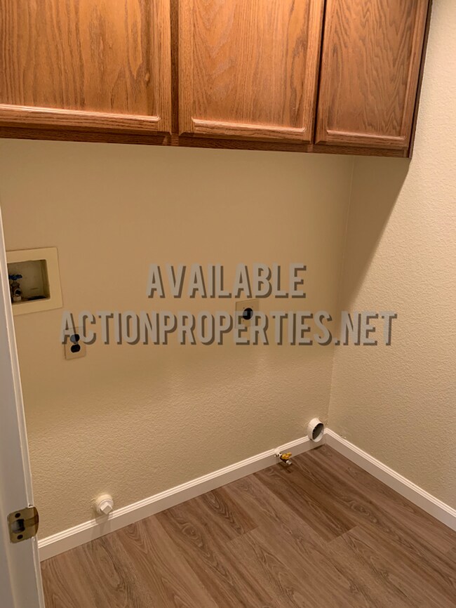 Building Photo - Antelope Single Story, - 3 bedroom, 2 bath - Separate Living Room, Family Room w/fireplace  Low M...