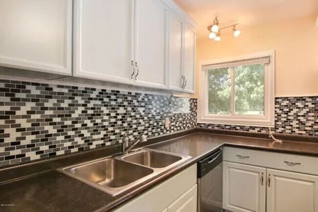 Building Photo - Charming, remodeled 3-Bed/1-Bath Parchment ranch style home with enclosed yard and garage