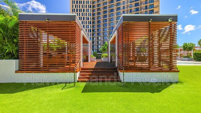 Building Photo - 987 Queen St