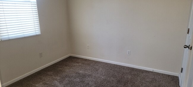 Building Photo - Adorable 3 bedroom 2.5 bath Home