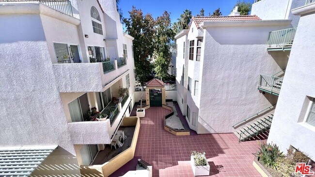 Building Photo - 5420 Sylmar Ave