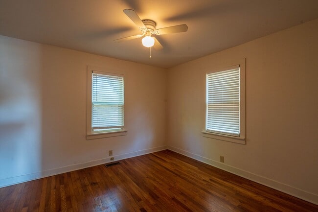 Building Photo - 3 bed and 1 bath farm house in Johnson City