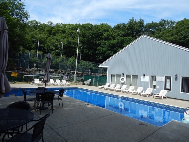 Building Photo - 340 Sunderland Rd