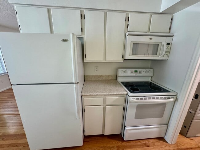 Building Photo - Updated 2 Bedroom with AC