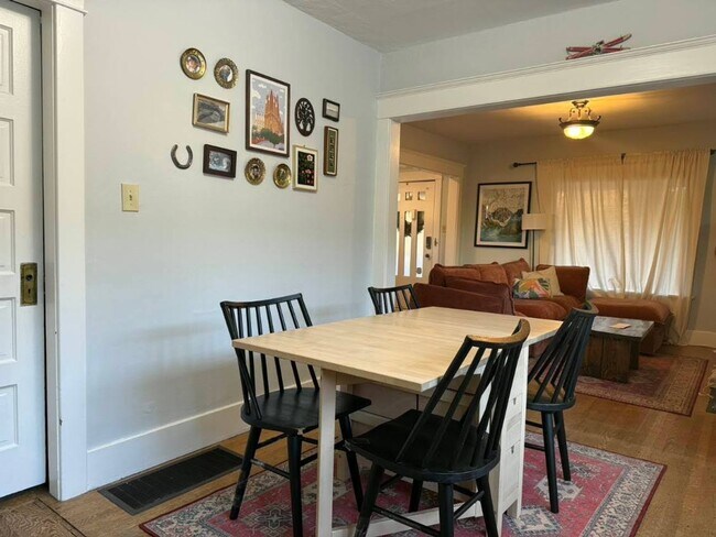 Building Photo - Spacious 2 Bed 1 Bath in Central Ballard