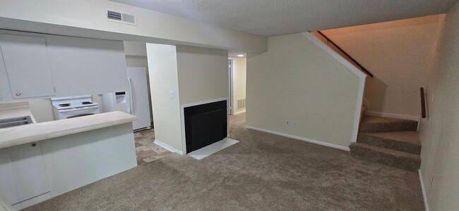 Building Photo - Townhome convenient to shopping and schools