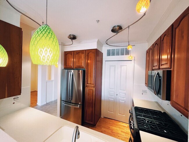 Building Photo - 2Bd/1.75Ba Kirkland Condo