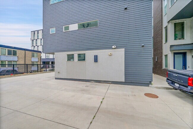 Building Photo - $3,175.00 - 2 Bedrooms, 2.2 Bathrooms, Tow...
