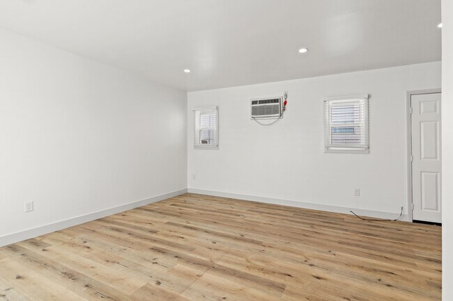 Building Photo - 1208 Daisy Ave