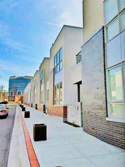 Primary Photo - 527 Oak St