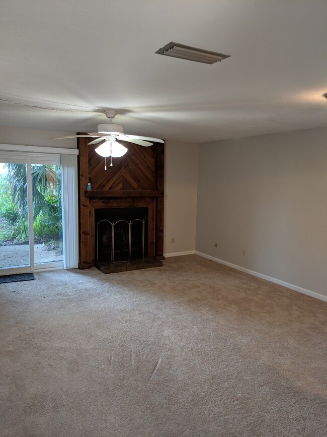 Building Photo - Spacious 2 Bedroom, 2 1/2 Bath Town House ...