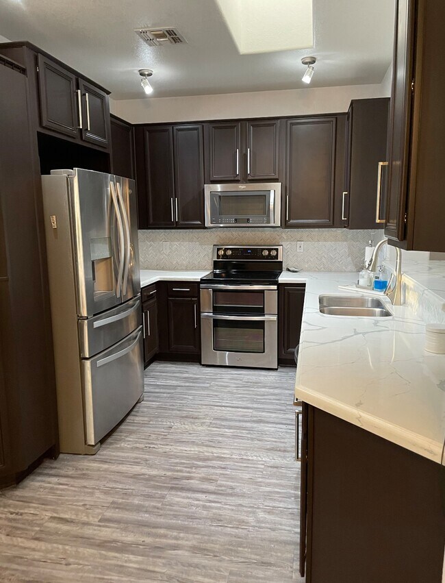 Building Photo - 275 E Ashurst Dr