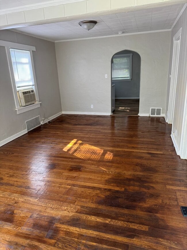 Building Photo - 2 Bedroom House - RENT SPECIAL!