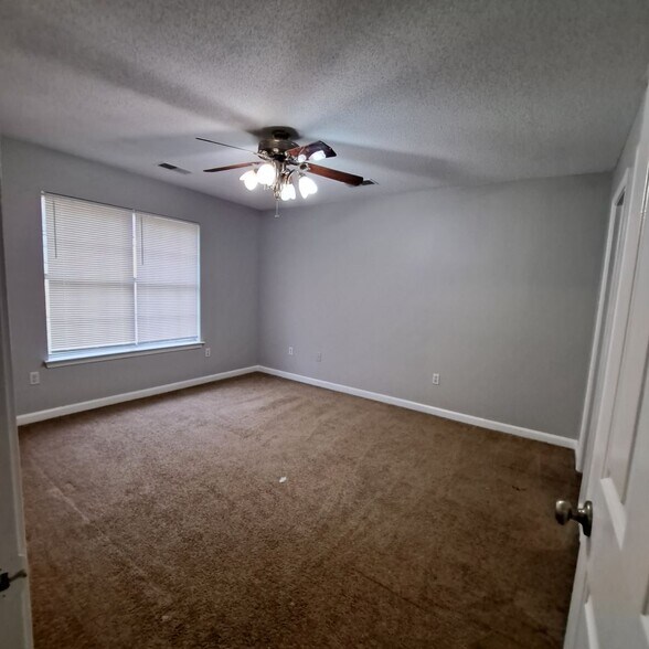 Building Photo - Welcome to this charming 3 bedroom, 2 bath...
