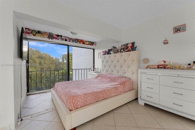 Building Photo - 6502 Kendale Lakes Dr