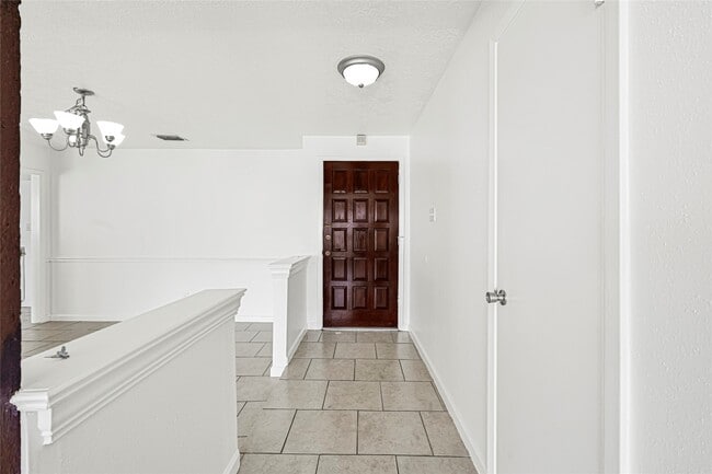 Building Photo - 1718 Foxwood Ct