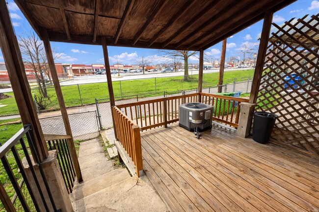 Building Photo - Beautiful 2BR + Den Home with 2 Baths, Modern Kitchen & Central AC