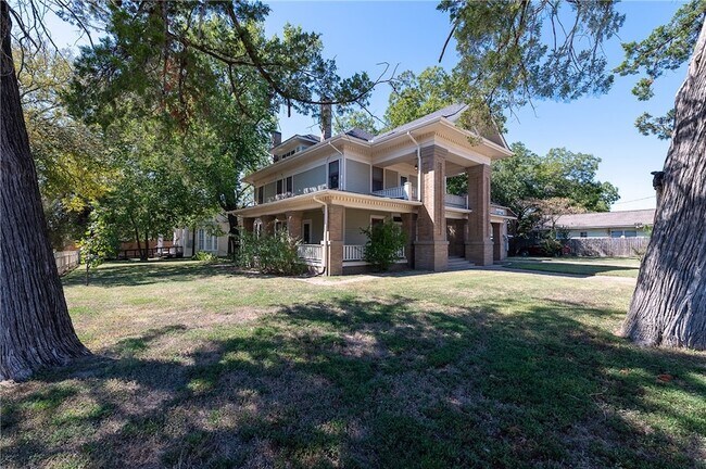 Building Photo - 206 S Sims Ave