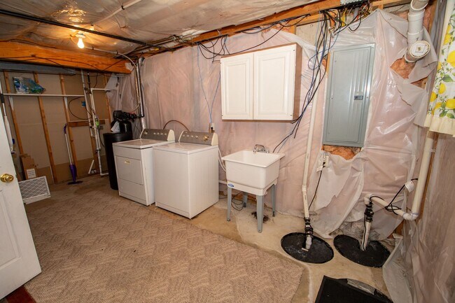 Building Photo - 4 Bedroom home in Granger, IN!