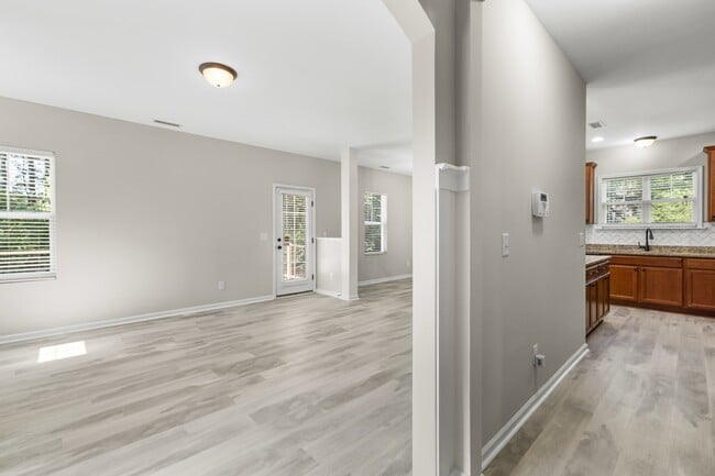 Building Photo - 240 E Quailwood Dr