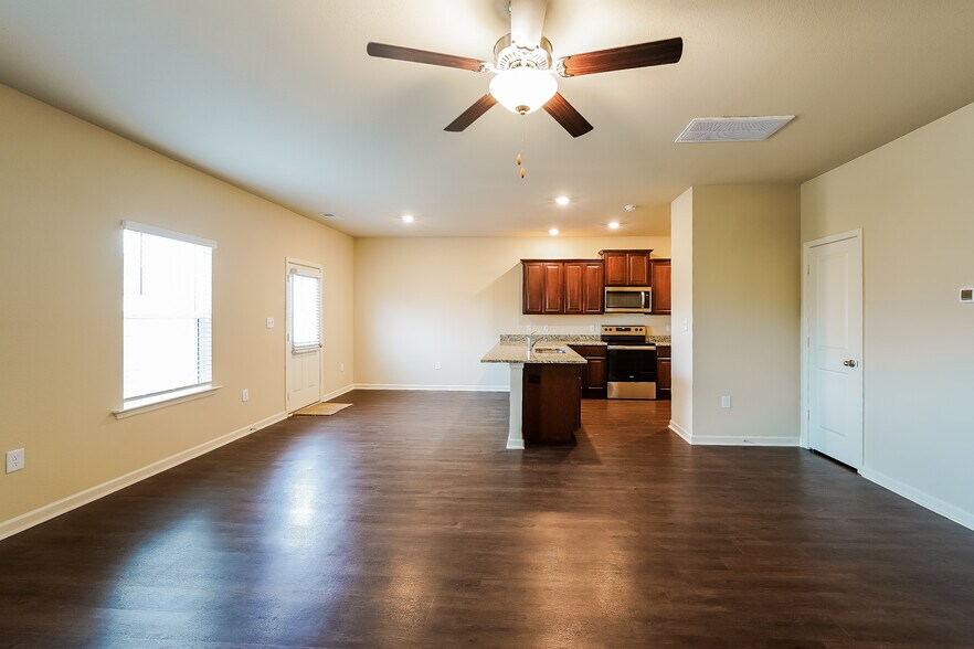 Building Photo - 525 Clover Cir