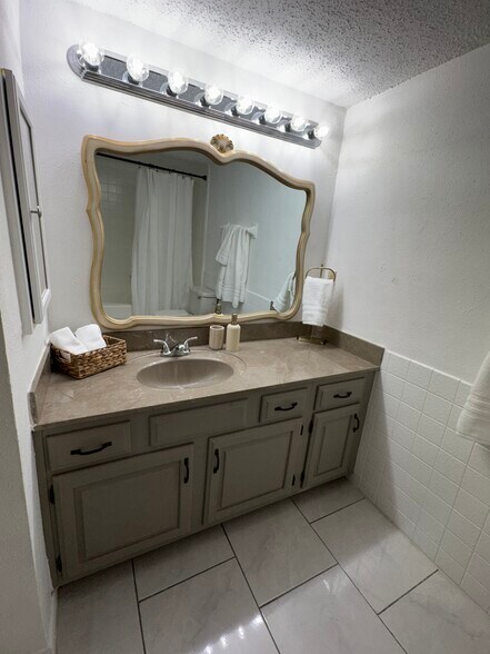 Building Photo - 2826 S Bartell Dr