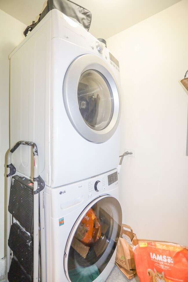 Building Photo - 4625 W Lawrence Ave