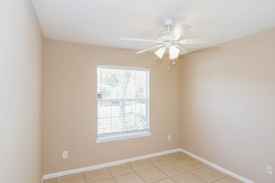 Building Photo - 3341 Volley Dr