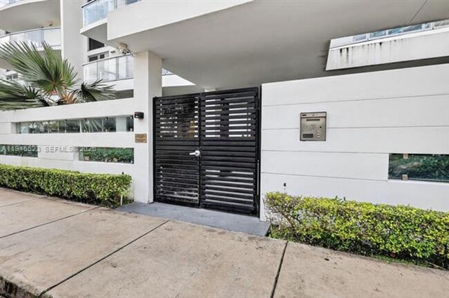 Building Photo - 13800 Highland Dr