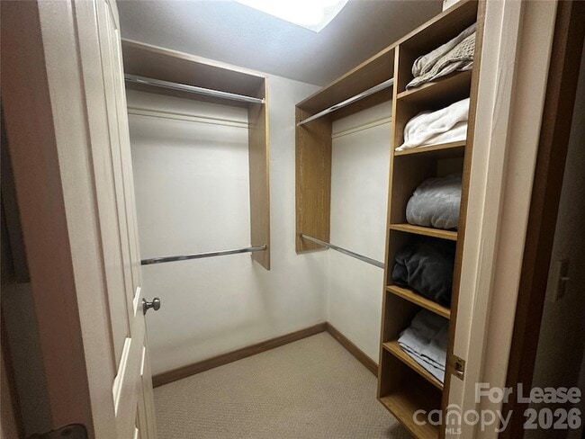 Building Photo - 300 Creekside Wy