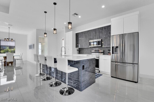 Building Photo - 4615 SW 18th Ave