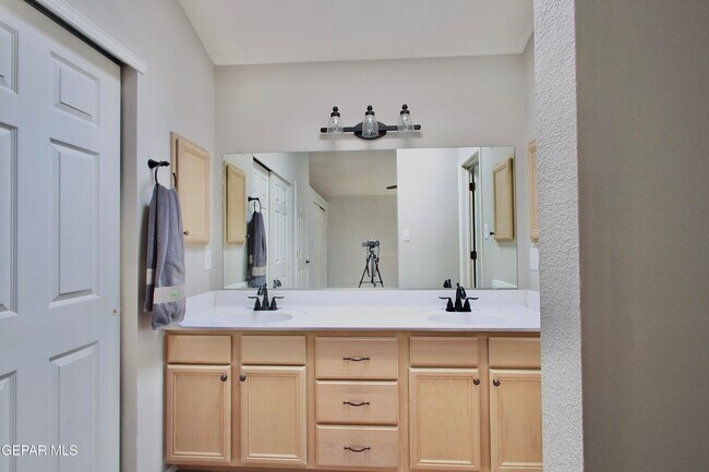 Building Photo - 12229 Kingsgate Ct