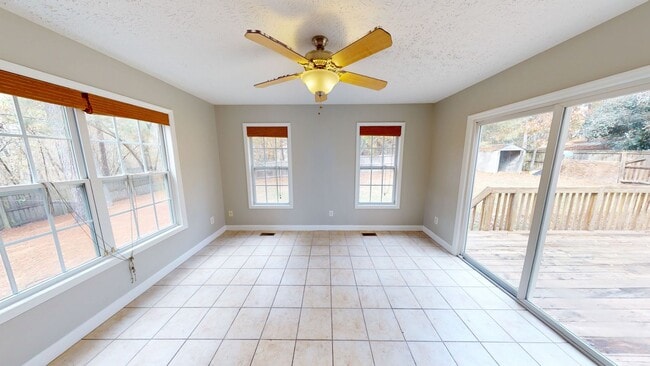 Building Photo - Open Floor Plan with Fenced Back Yard in L...
