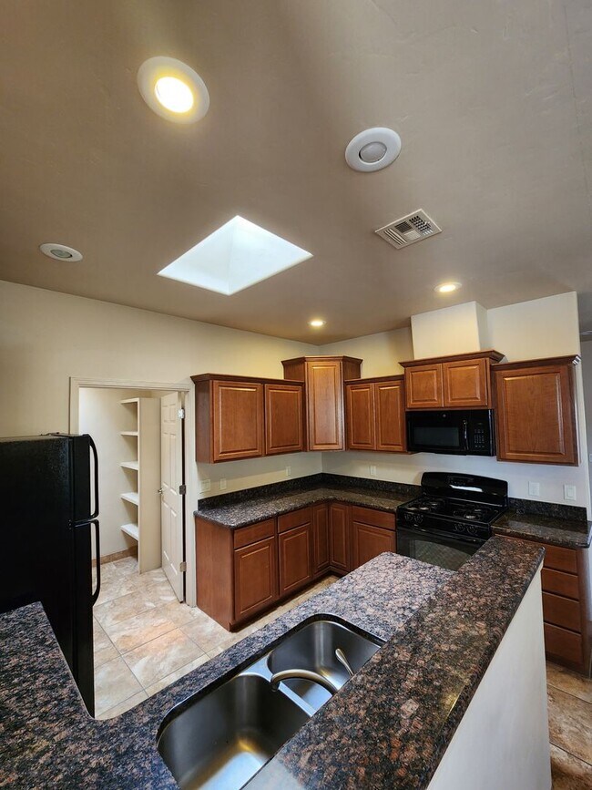 Building Photo - Sweet spot in the Pueblos at Alameda Ranch