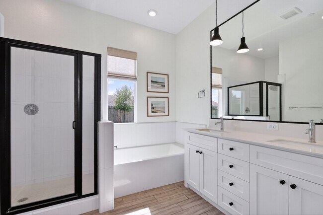Building Photo - Charming 4BR House in Madera