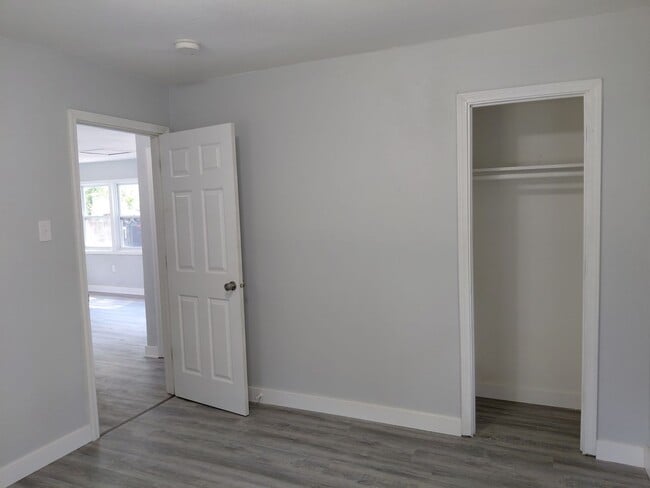 Building Photo - 2 bedroom 1 bath house