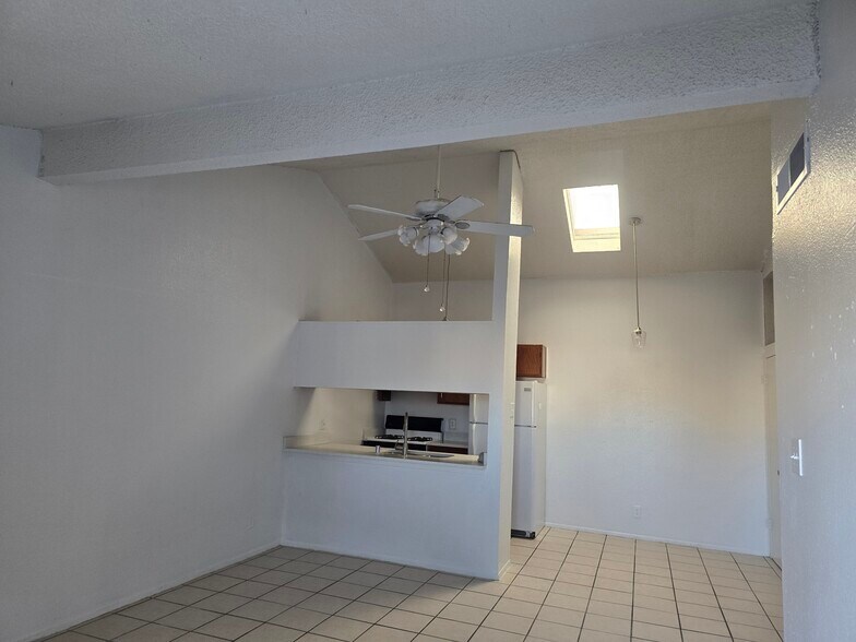 Building Photo - 684 White Cliffs Dr