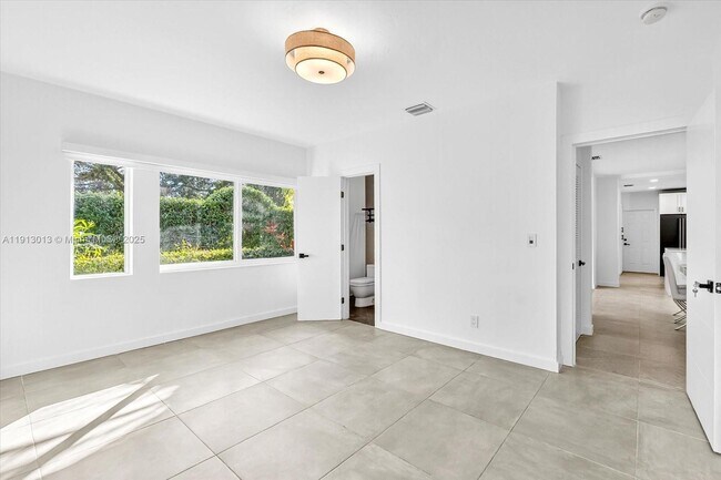 Building Photo - 863 NE 90th St