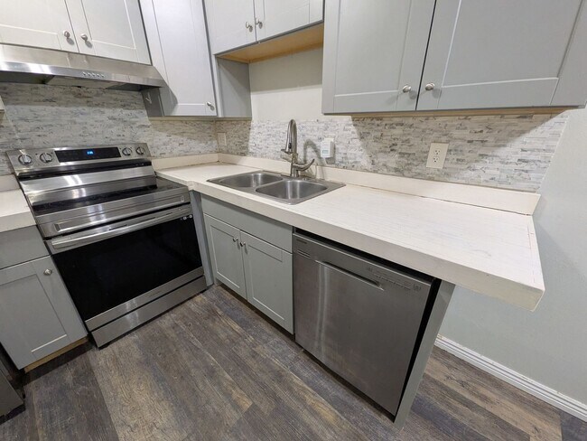 Building Photo - Updated studio living - $500 move-in incentive to qualified applicants