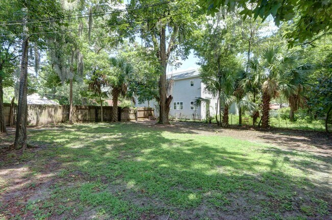 Building Photo - Four Bedroom - Two Bathroom - Single Famil...