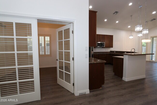 Building Photo - 852 E Rawhide Ct