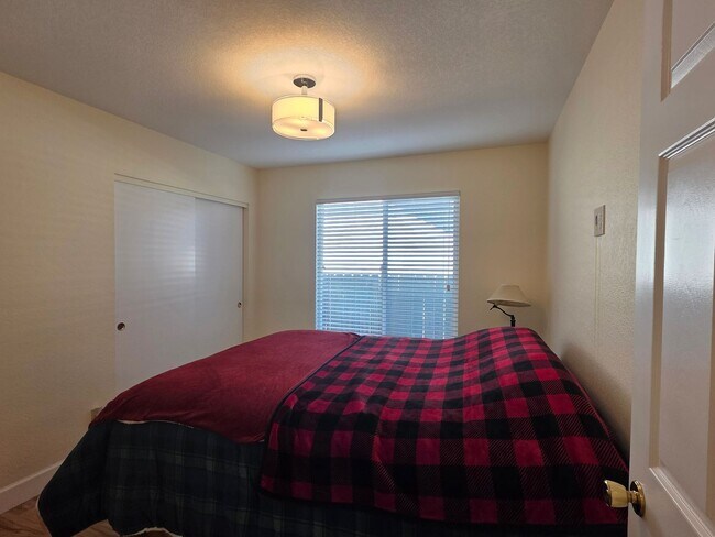 Building Photo - Northwest 4 bedroom, 2 bath with AMAZING Views