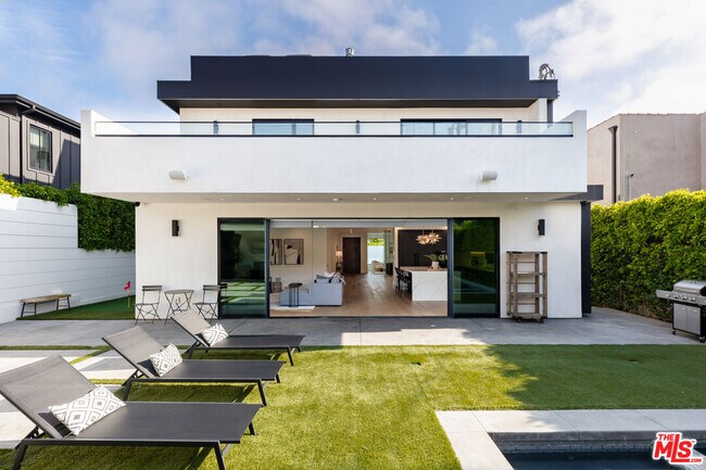 Building Photo - 6201 Lindenhurst Ave