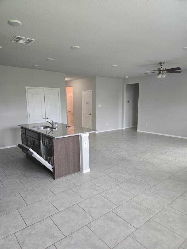 Building Photo - 40204 S Hill Pass