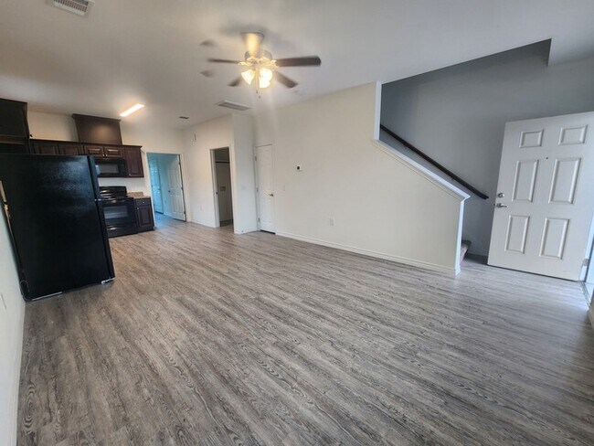 Building Photo - 4-Bed 2 Bath 2 Car Garage-Available July f...