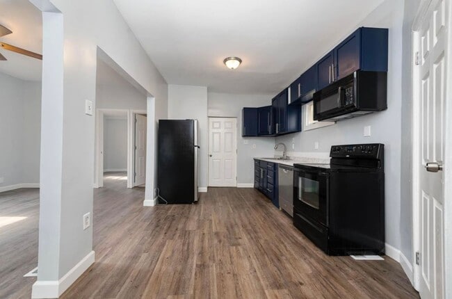 Building Photo - E. WALNUT HILLS - Cute 2 bed in upper of 2 family