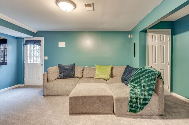 Building Photo - Charming 3 Bedroom Home in Prime Clinton L...